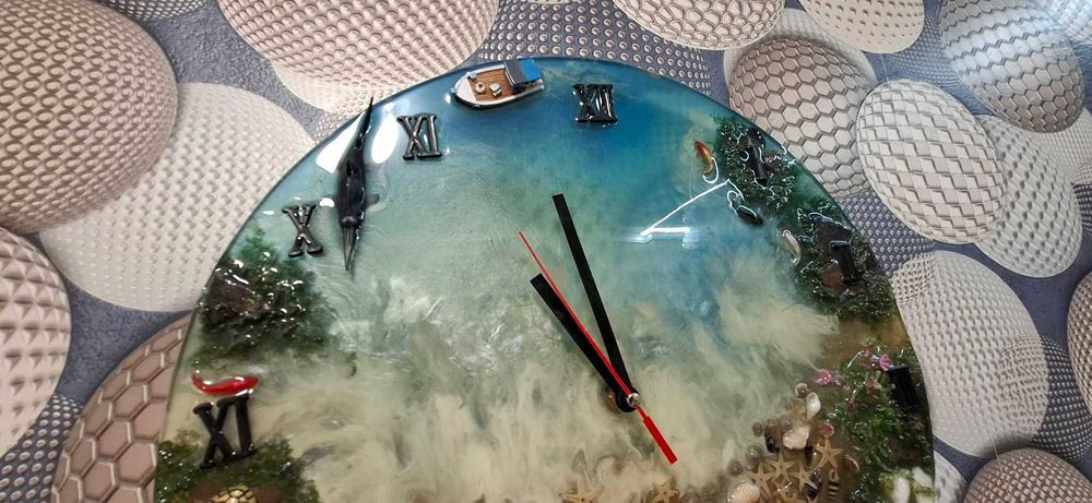 Ръчно изработен стенен часовник от епоксидна смола