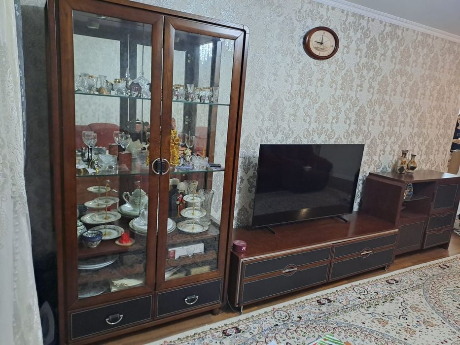 Продам мебель для гостинной,сервант,тумба под телевизор,камод.