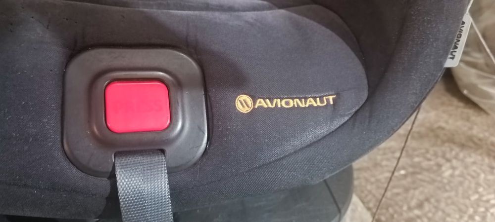 Продавам детски столчета за кола Avionaut