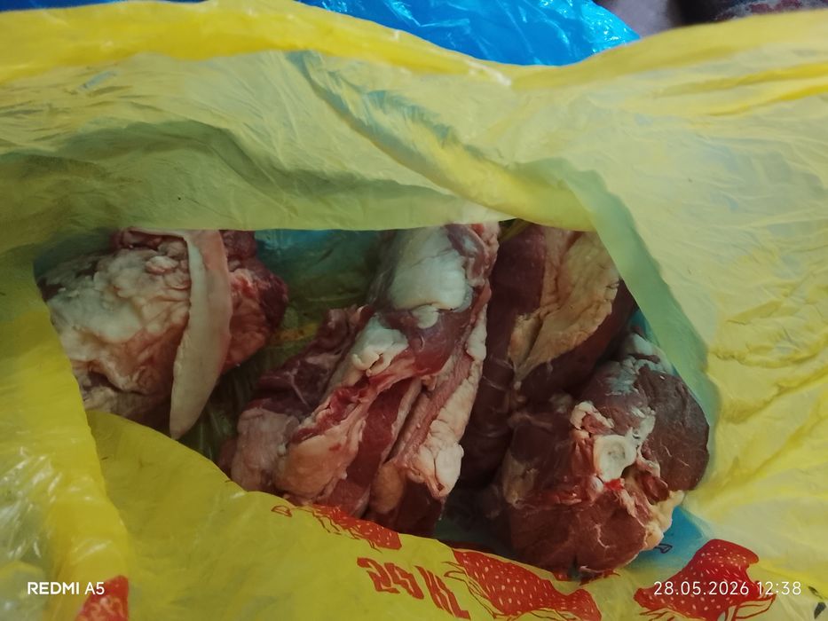 Мясо большое продает
