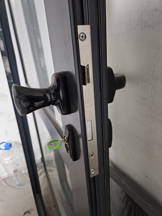 Алуминиева входна врата