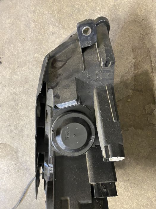 Ляв фар Валео Пасат б6 2006г като нов