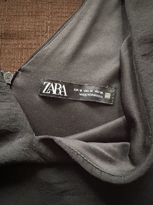 Рокля на Zara - черна, размер М