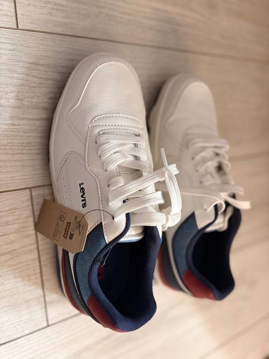 Нови оригинални обувки Levi’s, номер 39