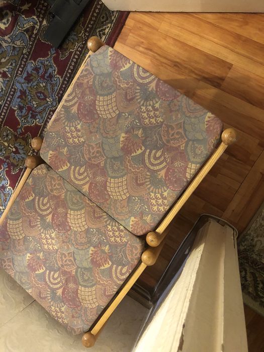 Прочный уголок с сиденьем и спинкой — идеален для прихожей или кухни