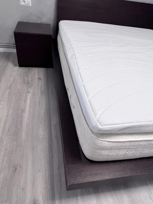 Vand set dormitor pat, noptiere si comoda TV