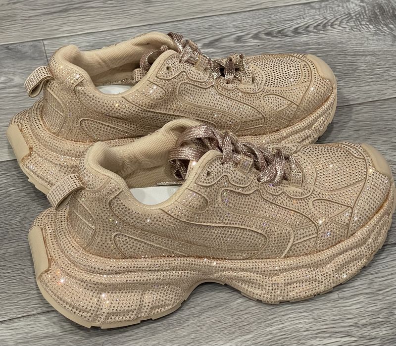 Женские кроссовки со стразами