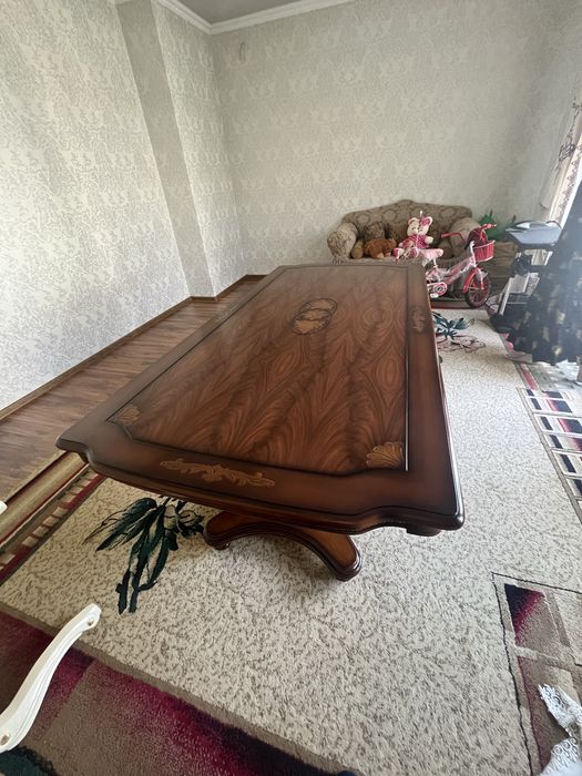 Продается новый гостиной стол ( без стульев )