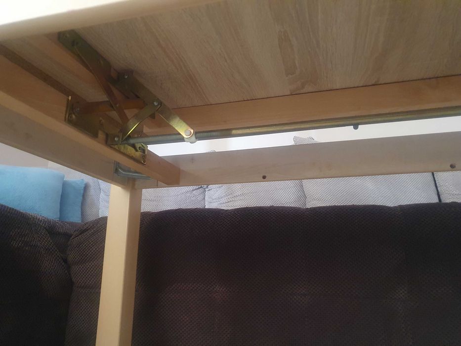 Трапезна маса с повдигащ механизъм