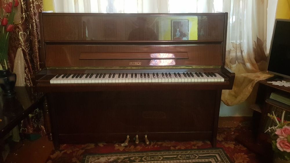 Коричнефое пианино Petrof