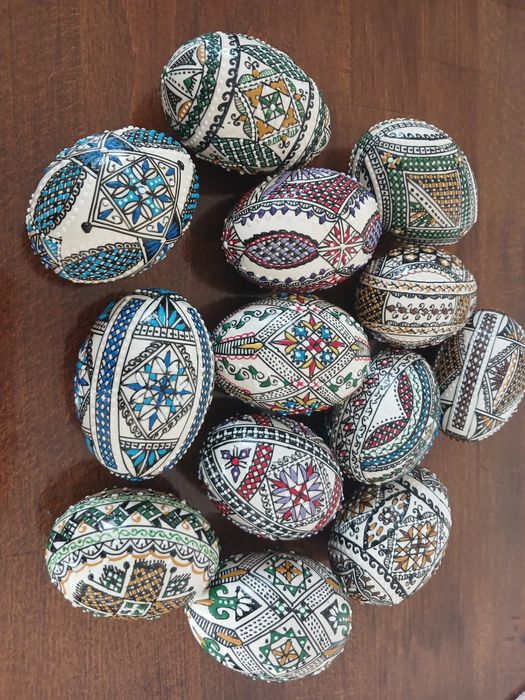 Ouă încondeiate naturale și de lemn