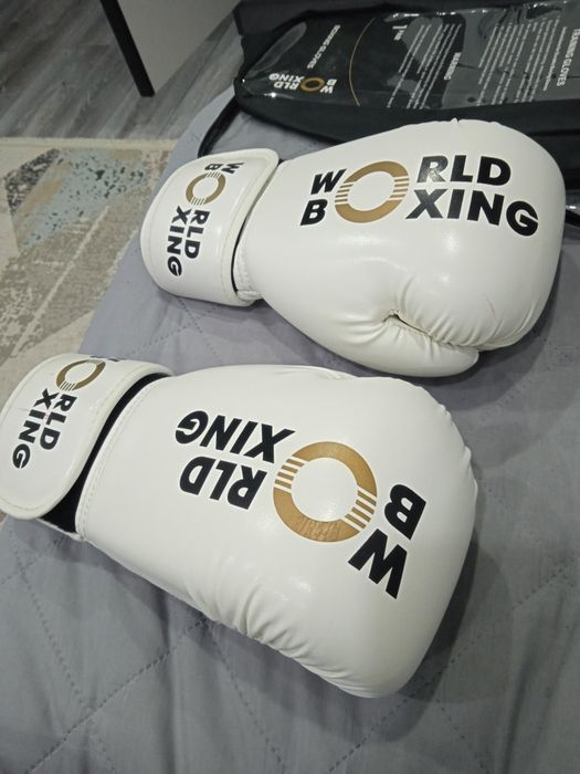 Боксёрские перчатки WORLD BOXING 10 oz