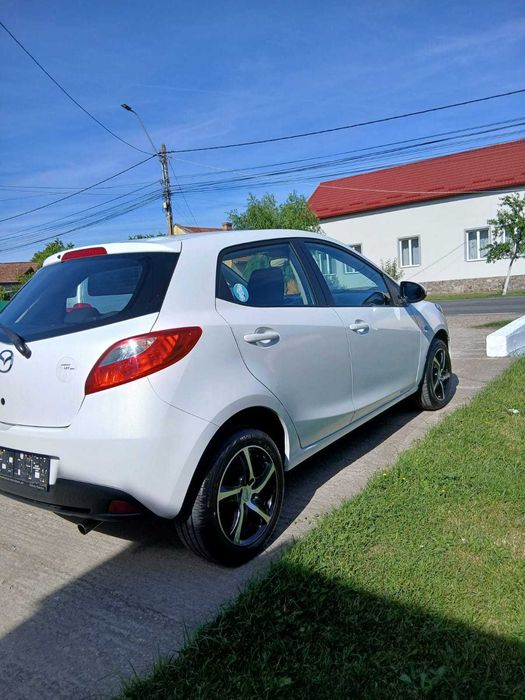 MAZDA 2 2011 — imagine 5
