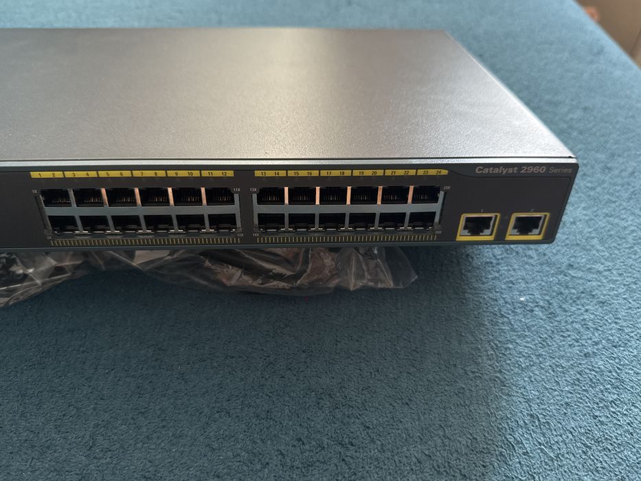 Switch Cisco Catalyst 2960 (cod model exact: WS-C2960-24TT-L).