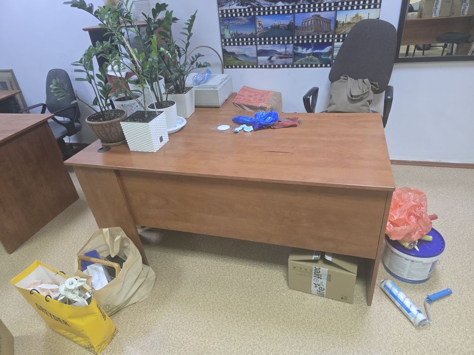 Продаются два офисных стола