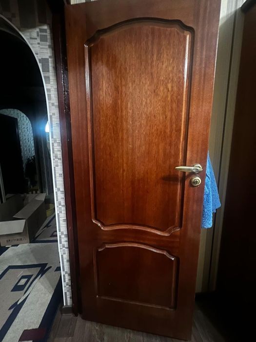 Продам двери (3 глухих и 2 со стеклом)