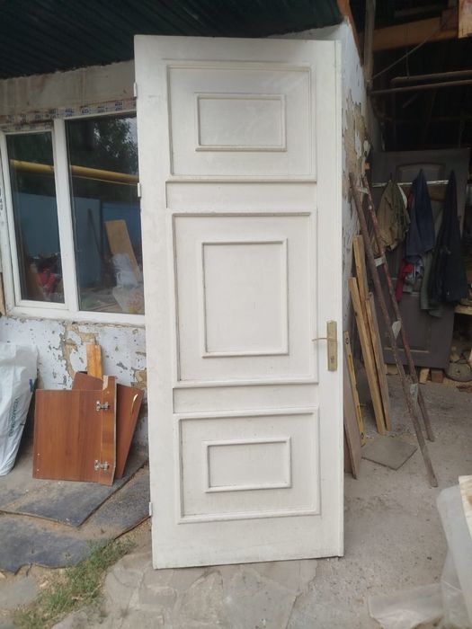 Двери для дома из дерева