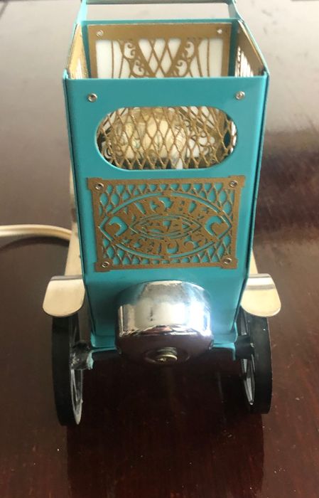 Много стара лампа олдтаймър от метал. Антика.