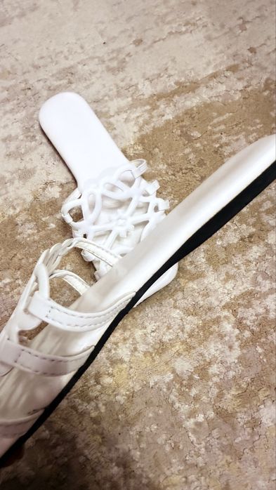 Летние белые шлепанцы