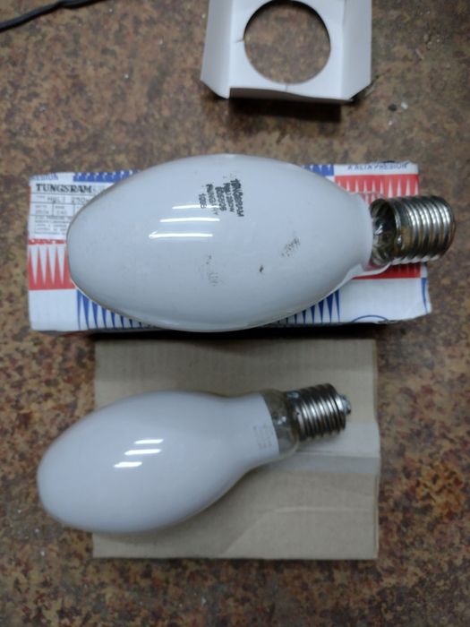 Класическа живачна лампа с високо налягане (модел Tungsram HgLI 250W с голям цокъл E40).
