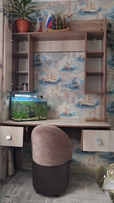 Кровать и навесной письменный стол