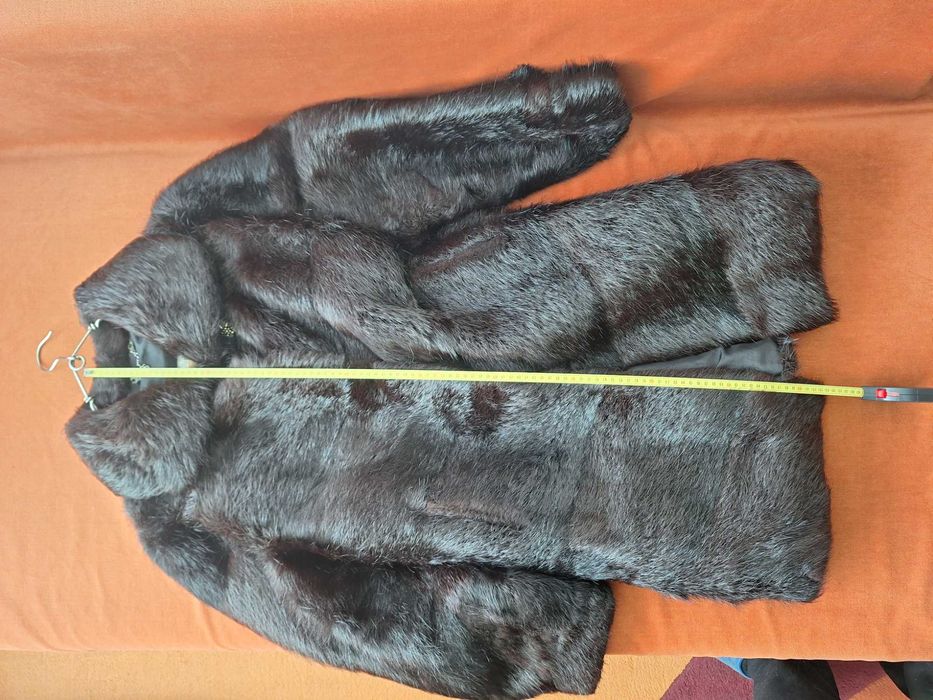 Haina confectionata din blana naturala de nutrie,  trei sferturi