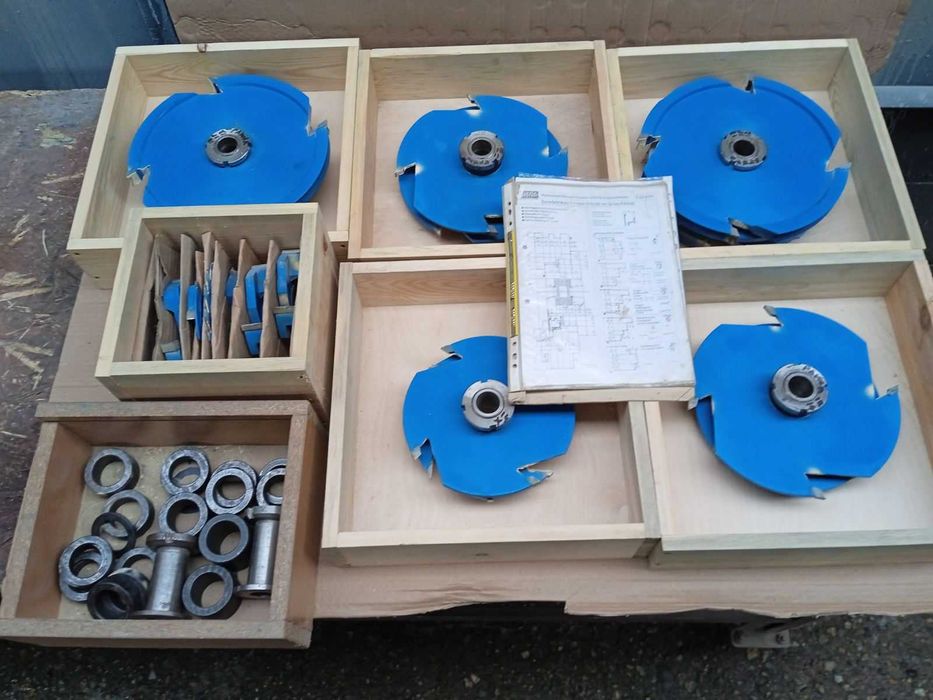 Професионални дърводелски машини и инструменти (Professional carpentry machines and tools)