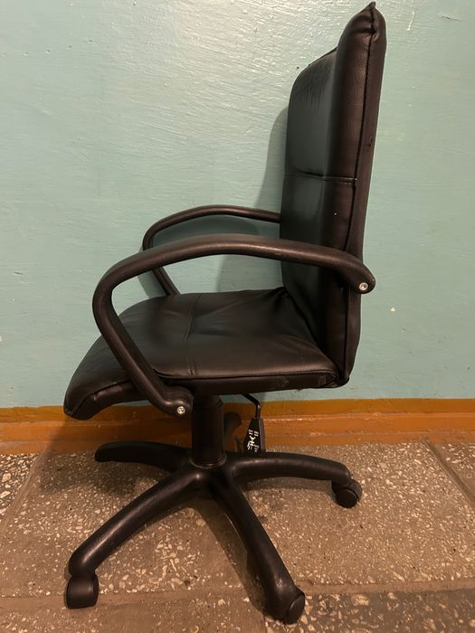 Кресло офисное на колесиках