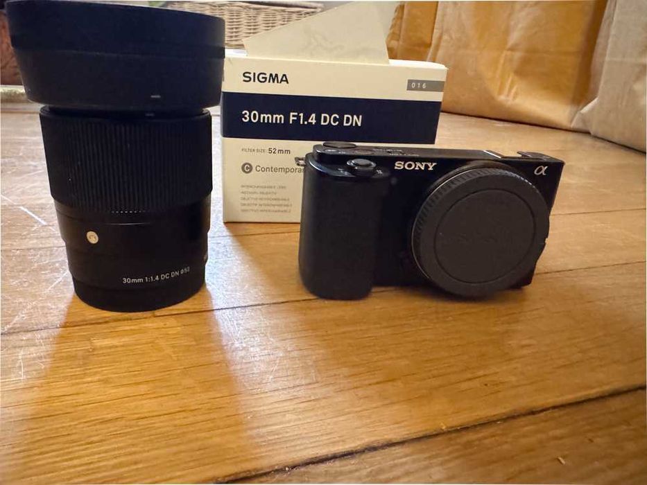 Sony ZV-E10 4K + Sigma 30mm F1.4 – în garanție până în august 2027