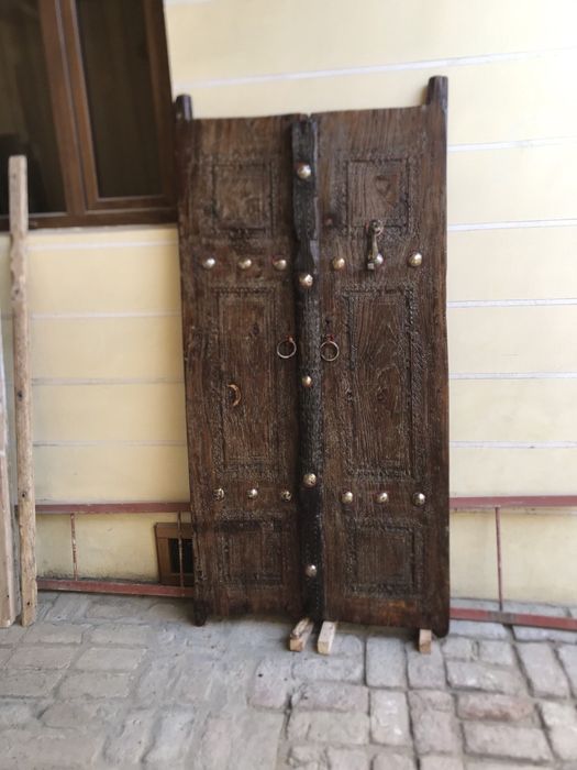 Qadimiy Eshiklar sotiladi razmer 1x2
