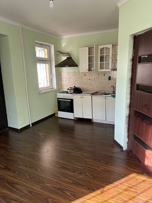 Уртачирчик тумани "Food city " якинида 2 этажли коттедж сотилади