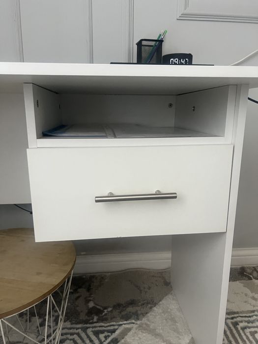 Рабочий белый стол