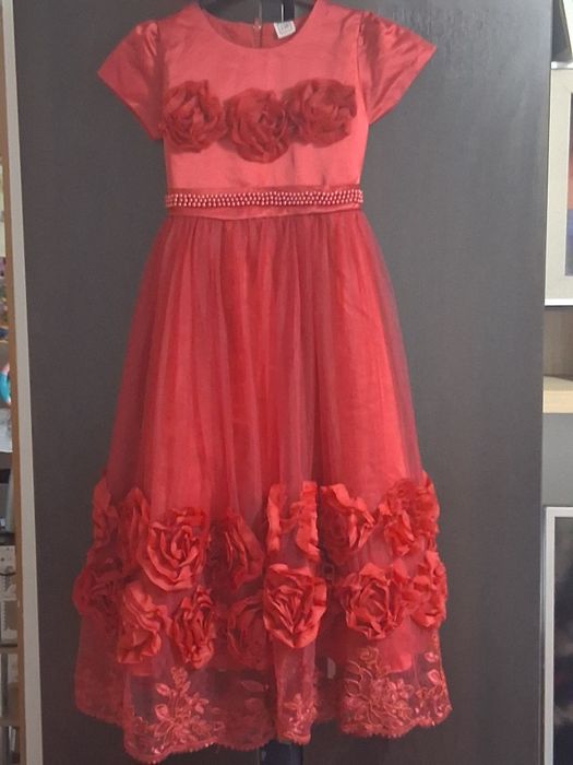 Rochiță roșie cu trandafiri ,vârstă 11 ani ,mărime 140-146.