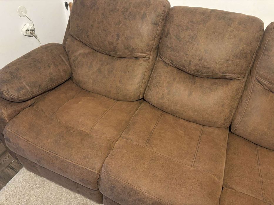 Диван с два релакса. Добро състояние. Претапициран