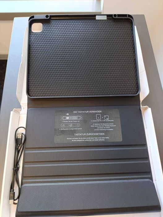 Husa Doohoeek detasabila cu tastatura iluminata pentru Apple iPad Pro 13