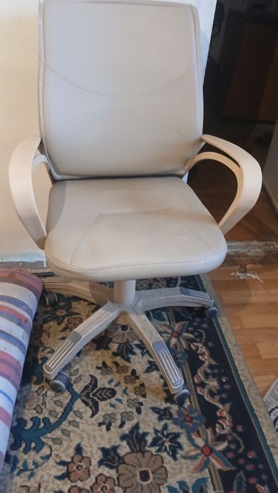 Офисные кресло..