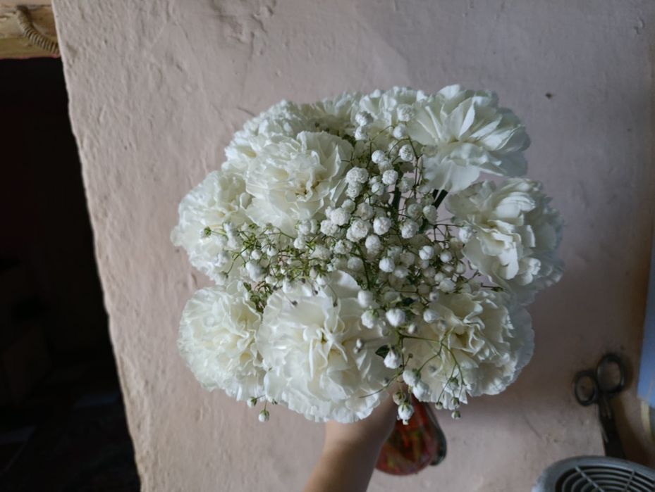 Два букета свежие цветы гвоздики розы