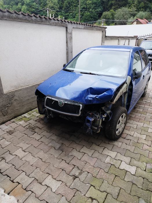 Dezmembrez skoda fabia 1 s-au o vând complecta.