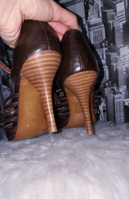 Pantofi cu toc, din piele
