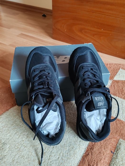 Vînd pantofi sport New balance.
