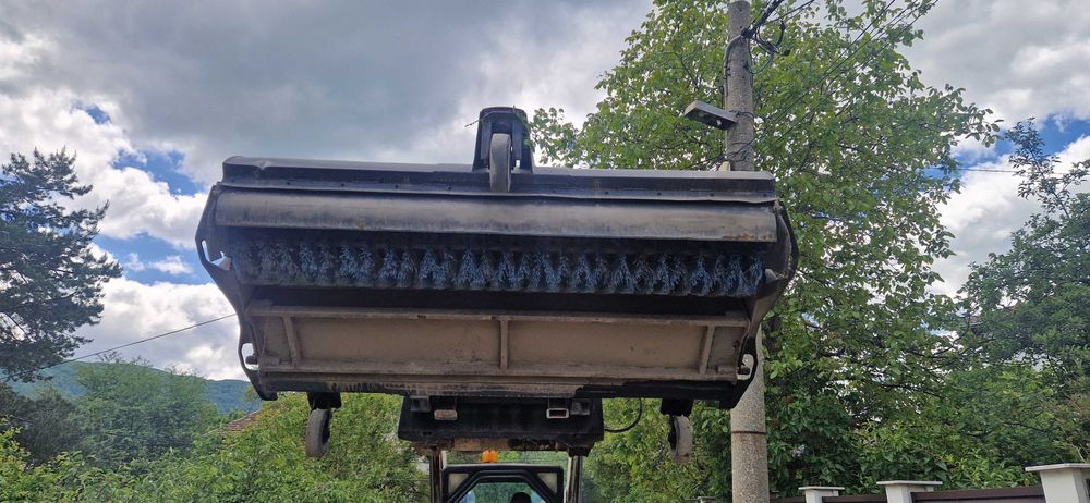 Хидравлична метла за мини челен товарач.