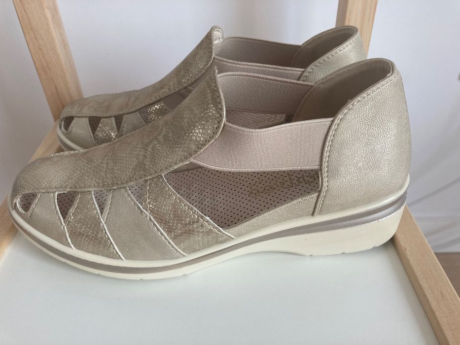 Pantofi cu decupaj, noi