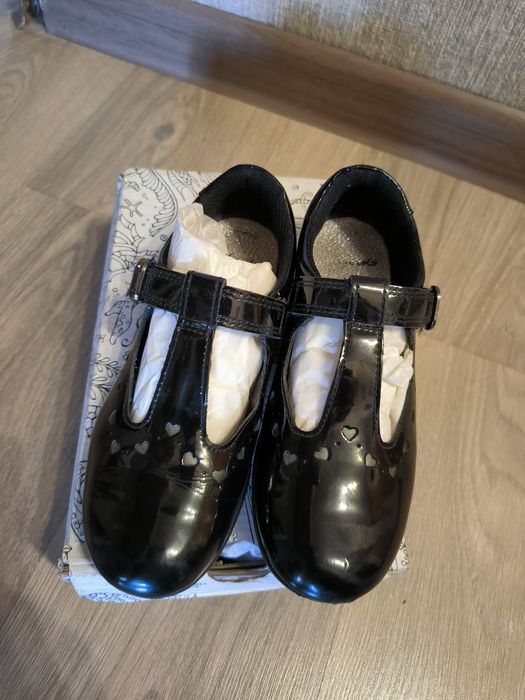 Туфли школьные CLARK'S, 32 размер, лаковые .В хорошем состоянии.