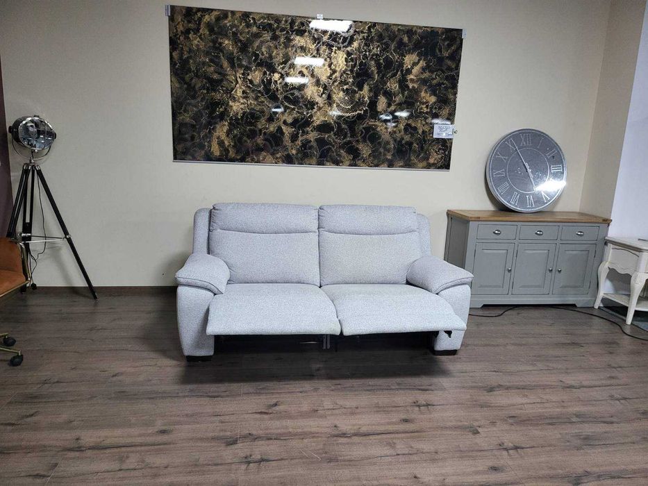 Светло сив диван от плат тройка с електрически релаксиращ механизъм