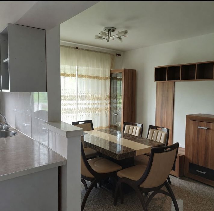 Apartament 4 camere -  semidecomandat  recompartimentat Zona Frumoasa