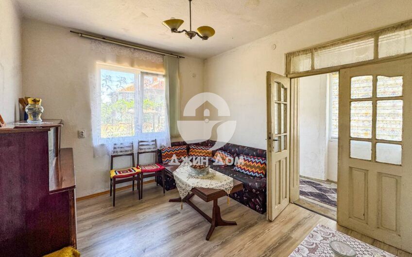 Двуетажна къща с двор в гр. Средец