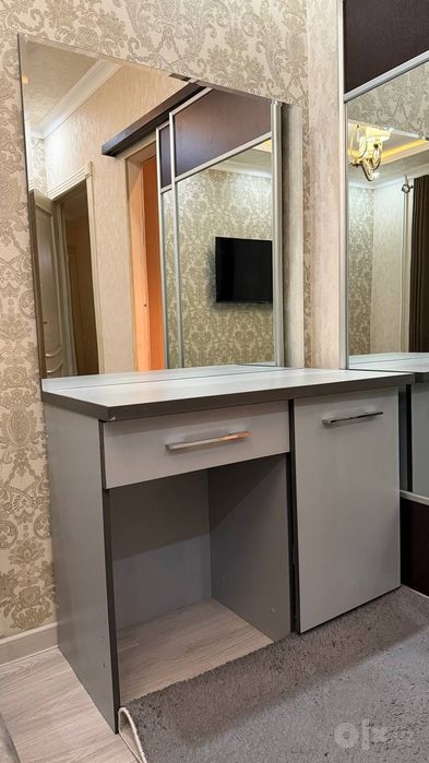 Продается спальная кровать и трюмо , пеналы 2 и подставка