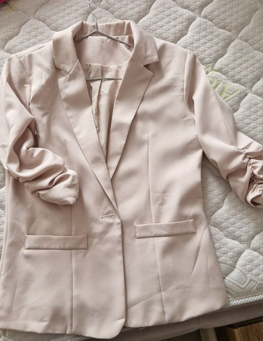 Бежово сако с набрани ръкави