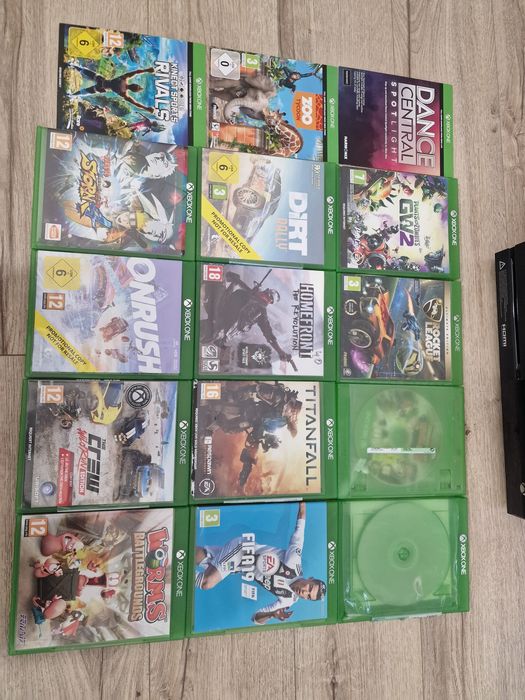 Pachet Consola Xbox One 500 GB, 1 kinect, 2 manete si 15 cd-uri cu jocuri