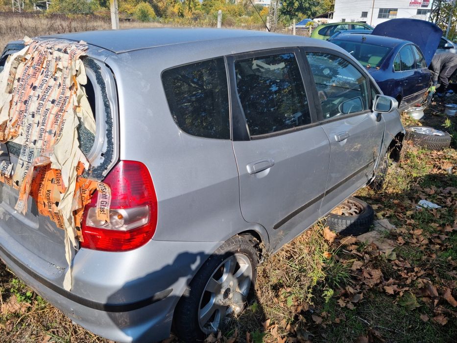 Хонда джазз 1.4 бензи  2006 г само на части